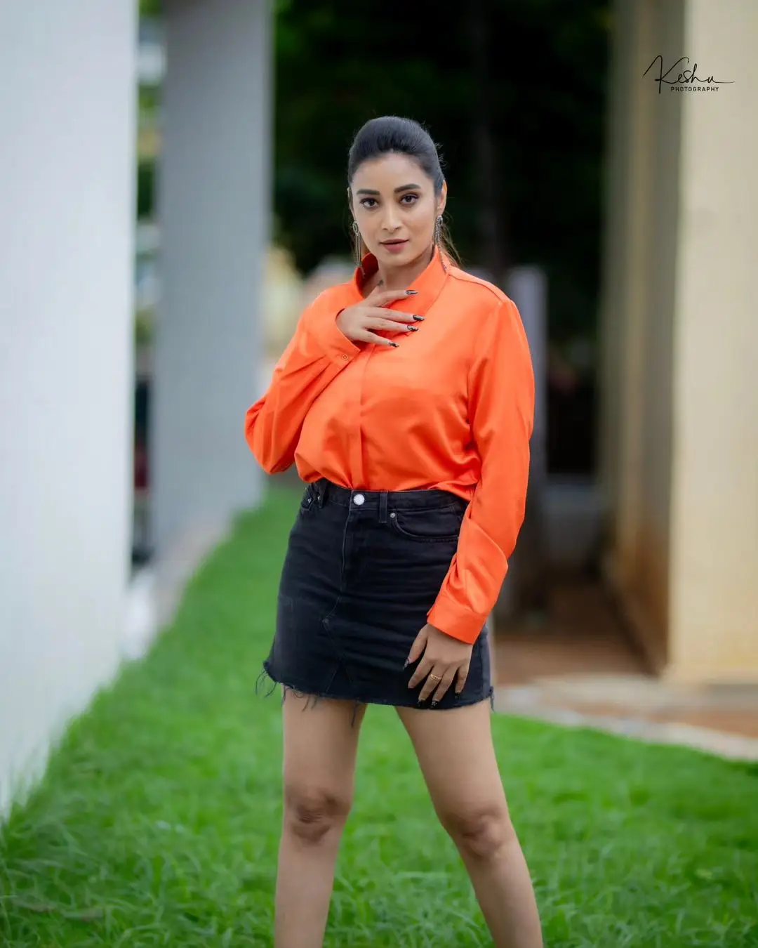 ETV ACTRESS BHANU SRI LONG LEGS SHOW IN ORANGE TOP BLACK SHORT